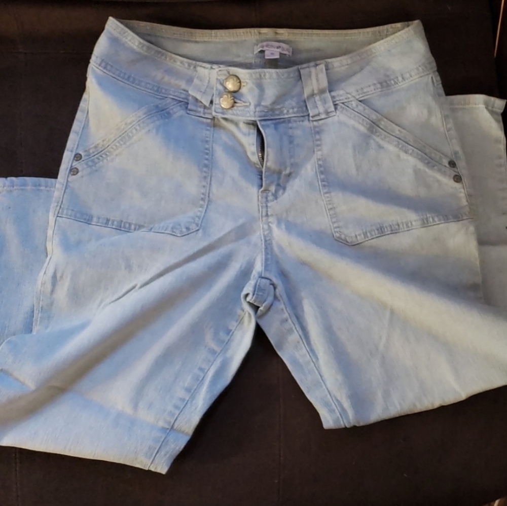 Fashion bug light wash denim crop pants size 10